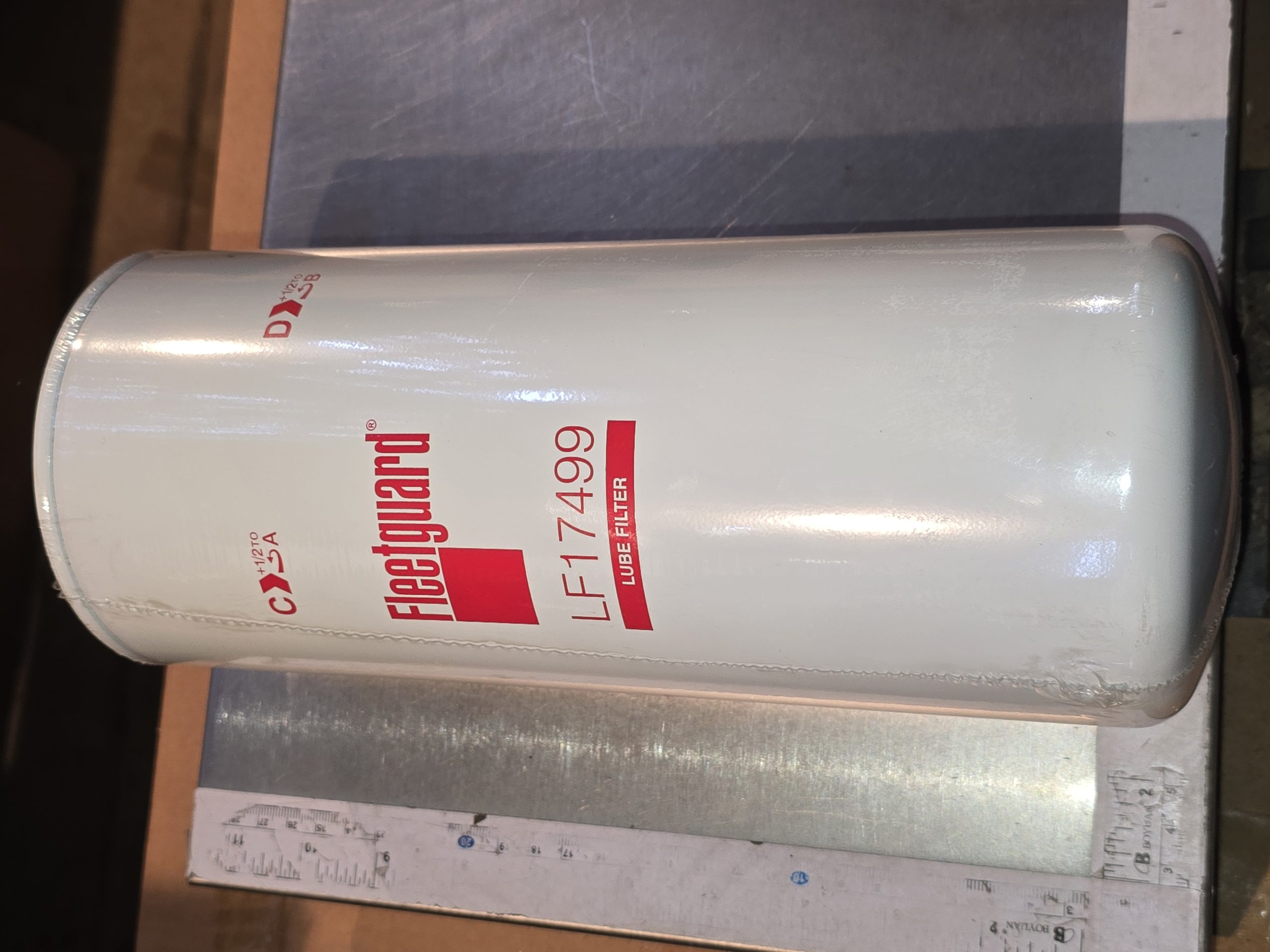 New Genuine Fleetguard LF17499 Oil Filter