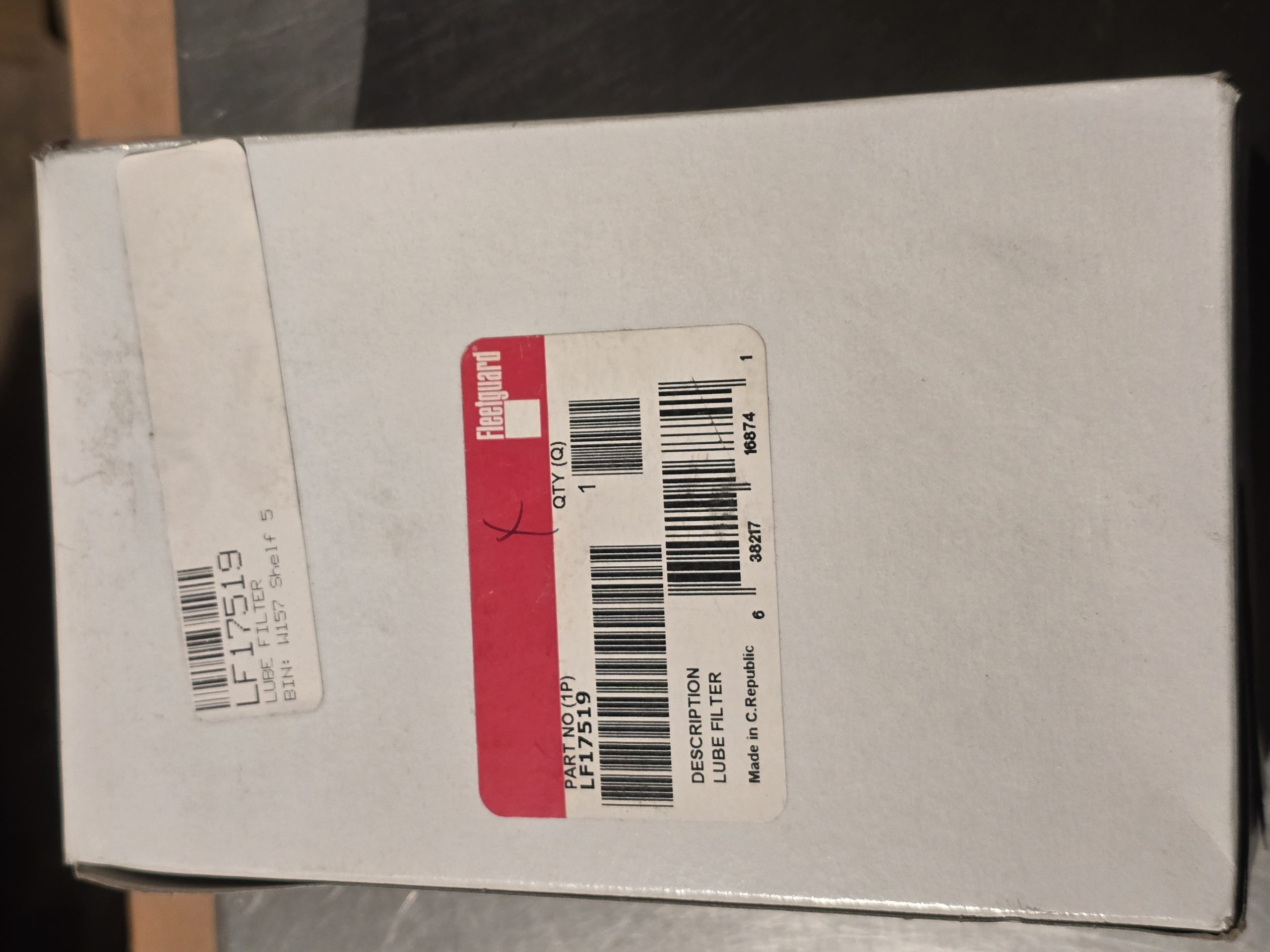 New Genuine Fleetguard LF17519 Oil Filter