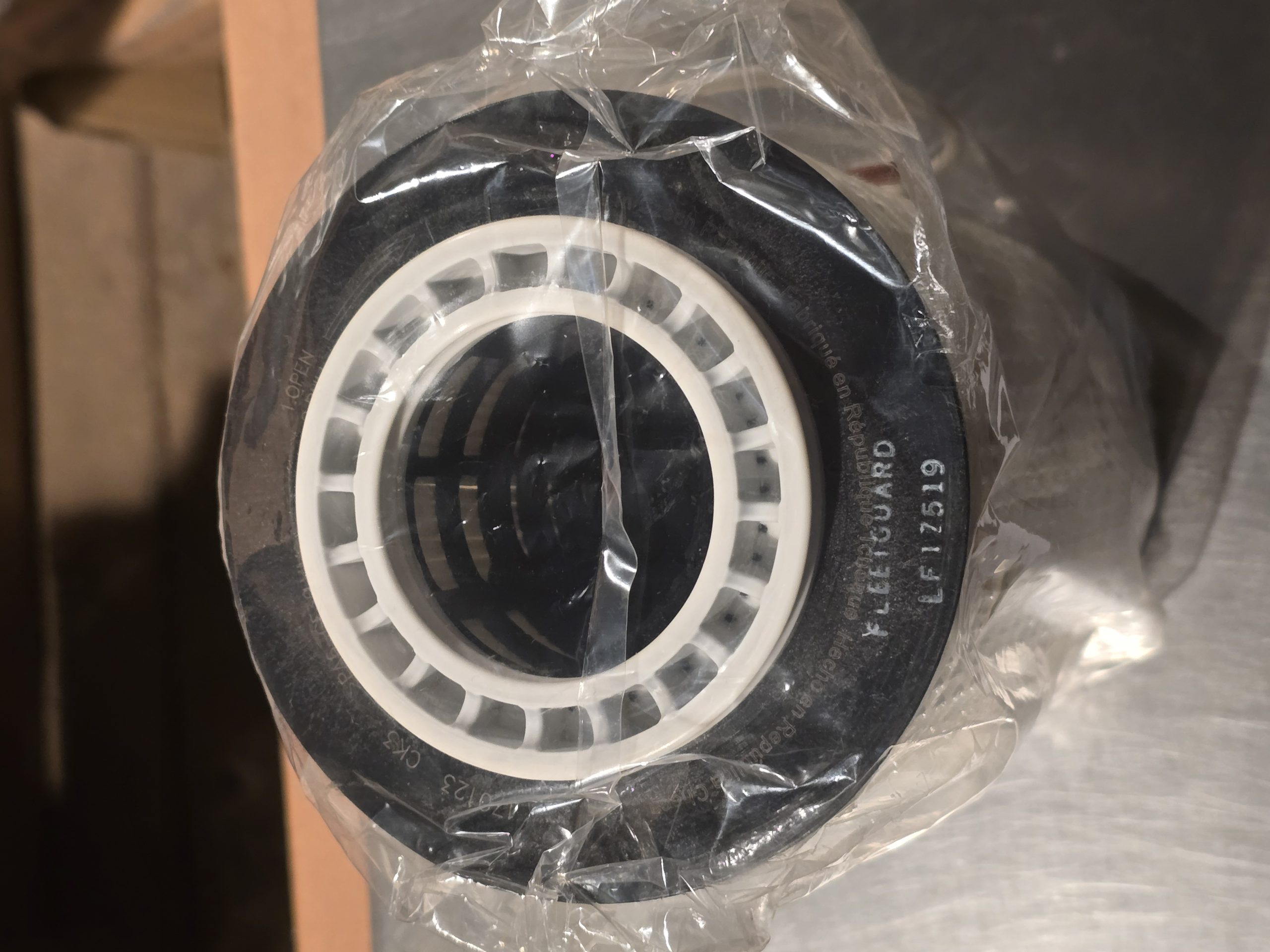 New Genuine Fleetguard LF17519 Oil Filter